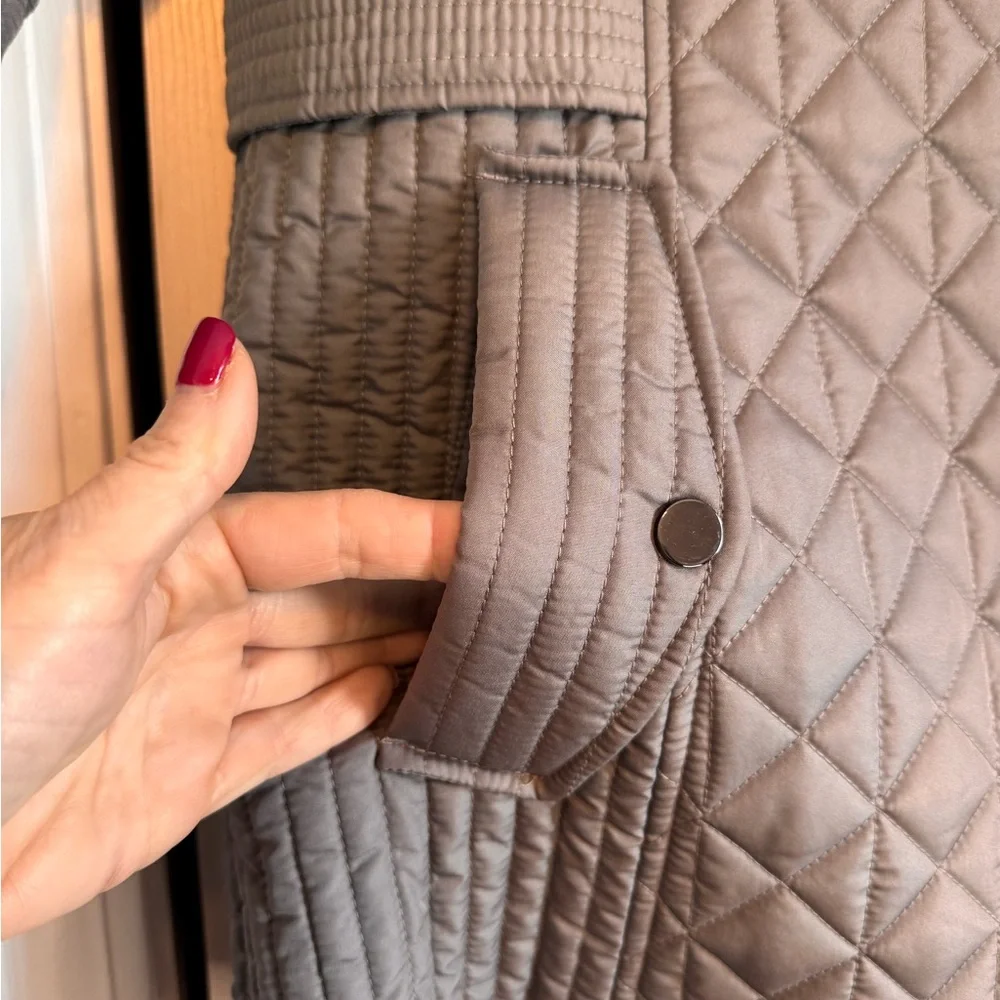 Liz Claiborne Quilted Puffer Jacket in Light Gray, Size XL, Zipper, Button, Hood - Picture 4 of 16